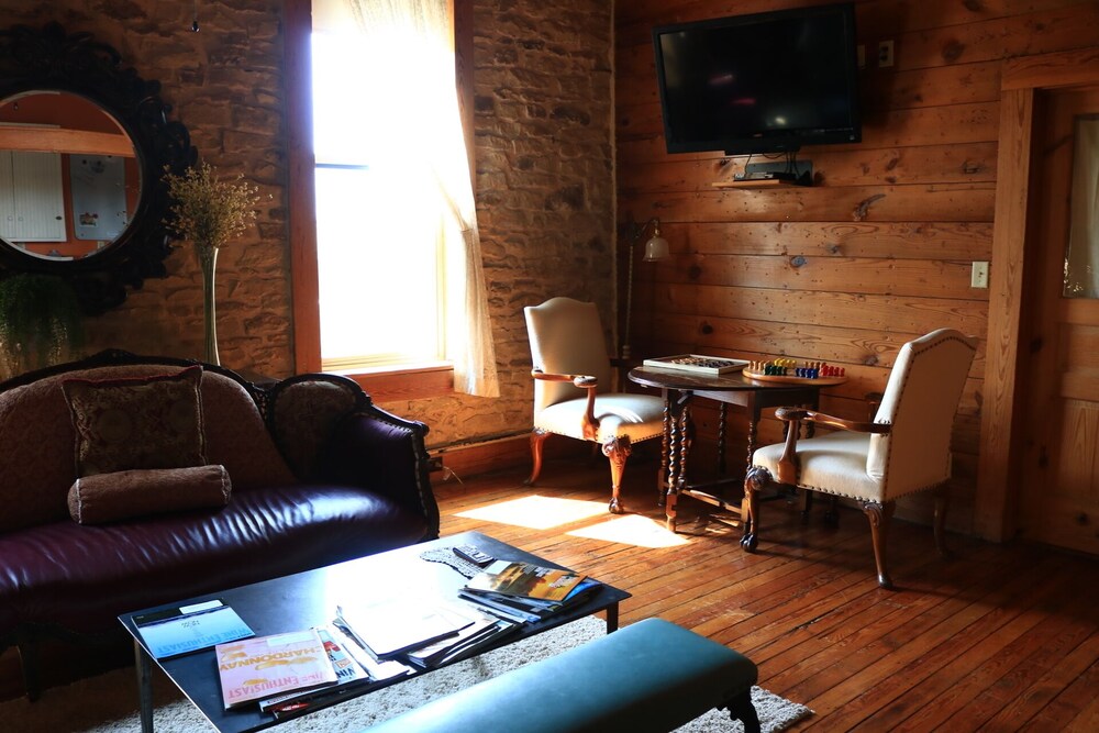 Hico's Upstairs Inn