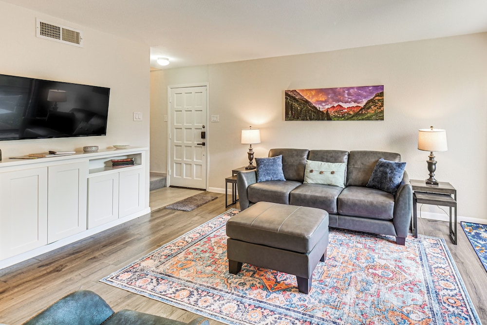 Cozy 2-story Condo Near Galleria in North Dallas!