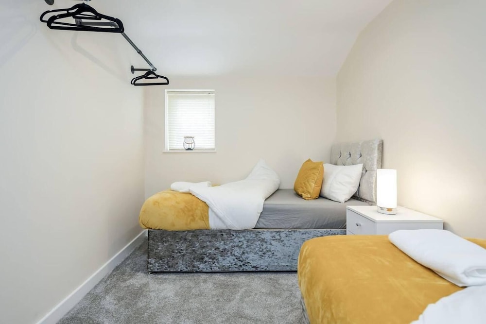 Cosy 2BR Maisonette Near Hospital & Stations view 2