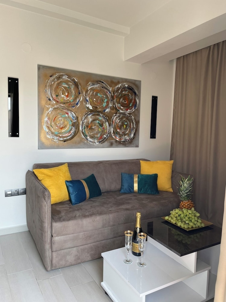 LUXSUITES