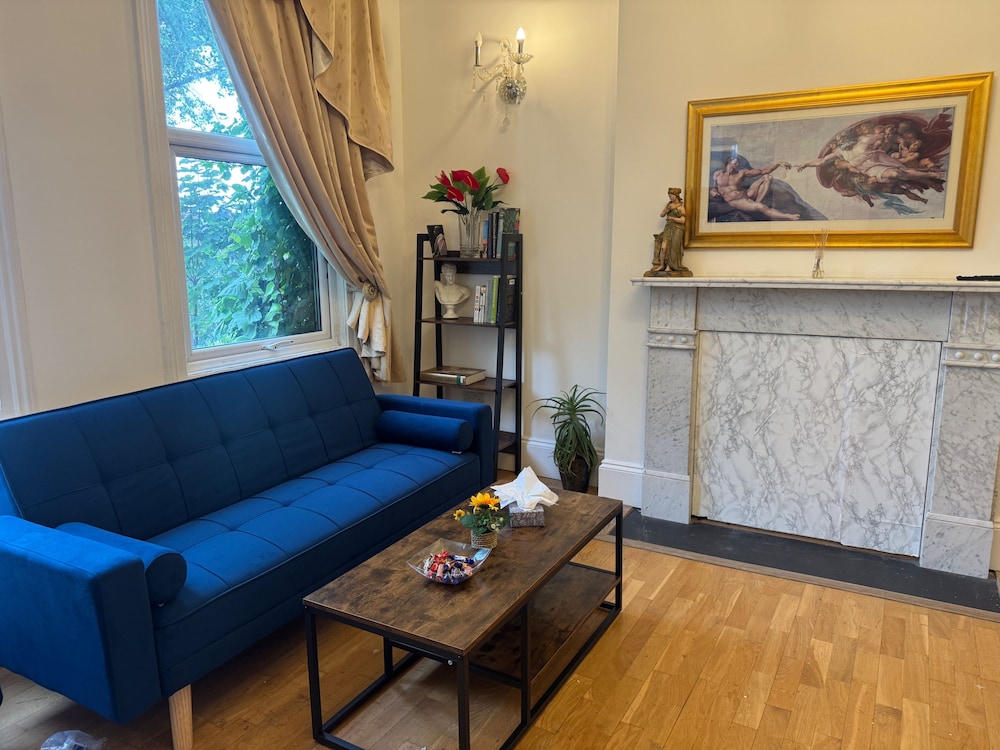 2 Bed Flat - Sleeps 4 - Parking - Wifi