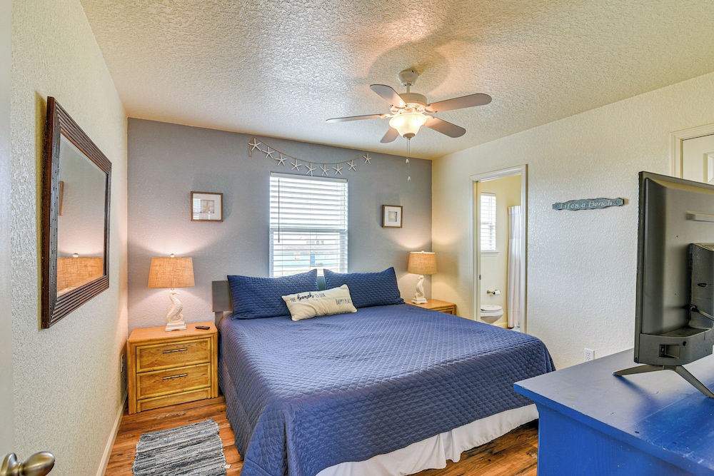 Walk to Gulf: Surfside Beach Home w/ Deck