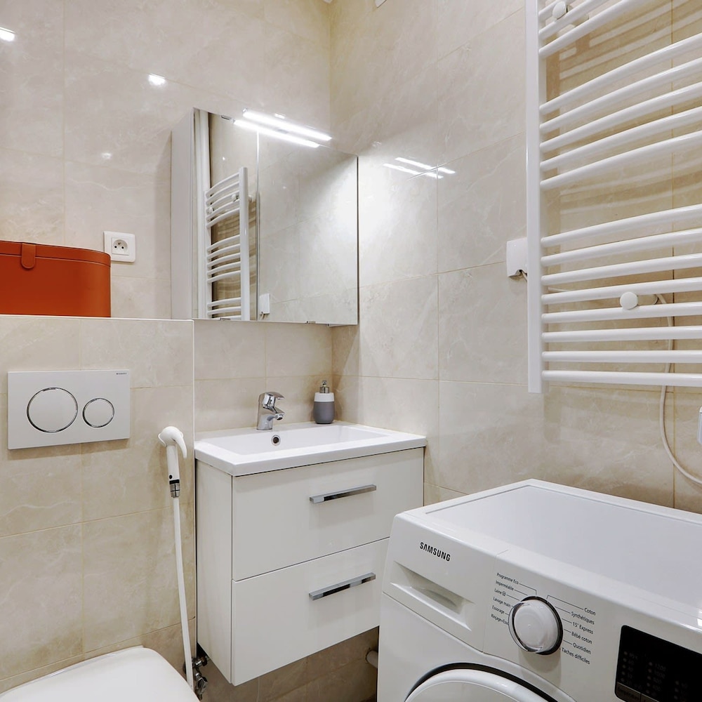 Modern Brunel Classic 1 Bed Apt With Balcony in Paris
