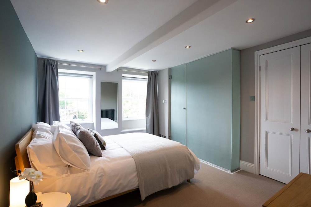 Clovelly House view 3