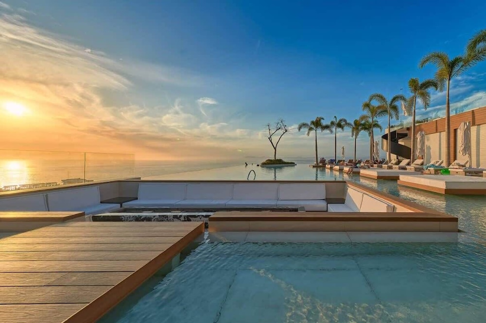 Soho PV Stunning Views Luxury Heated Rooftop Pool