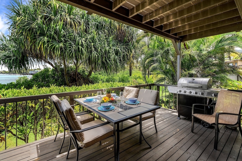 Beautiful Oceanfront - Air-conditioned - Sleeps 6 - Walk to Beach - Vrkcv