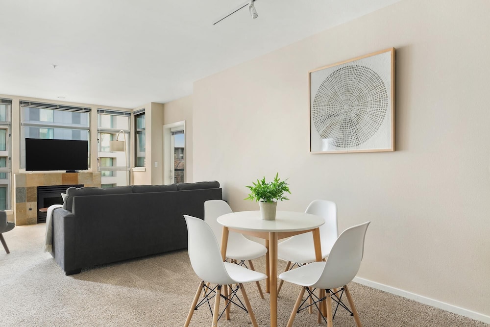 Seattle Vacations - Bellevue Spacious 2BD 2BA Apartment - Property Image 2