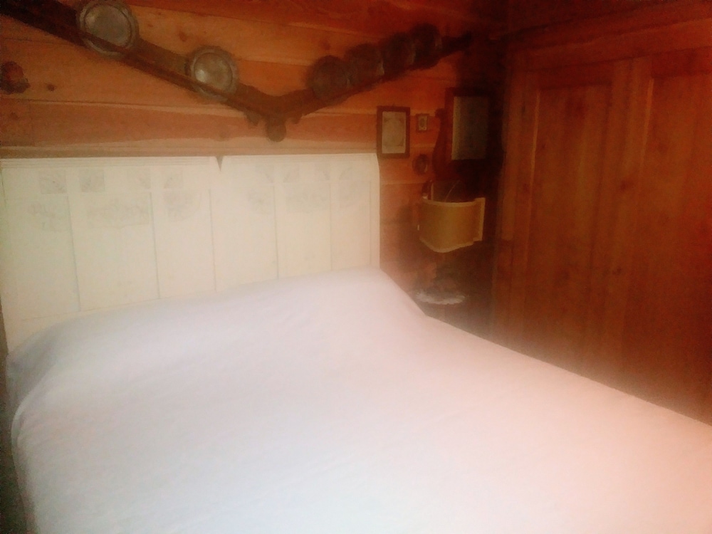 Maison Biselli en Tende — hotel room