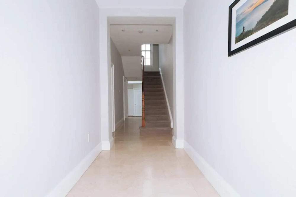 Chic & Characteristic 2BD House - Irishtown