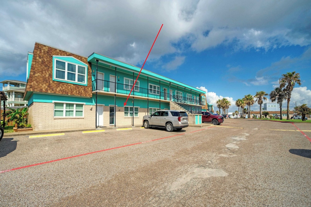 2 Units Beach Boardwalk, Pool, Pickleball + Tennis Island Retreat Complex