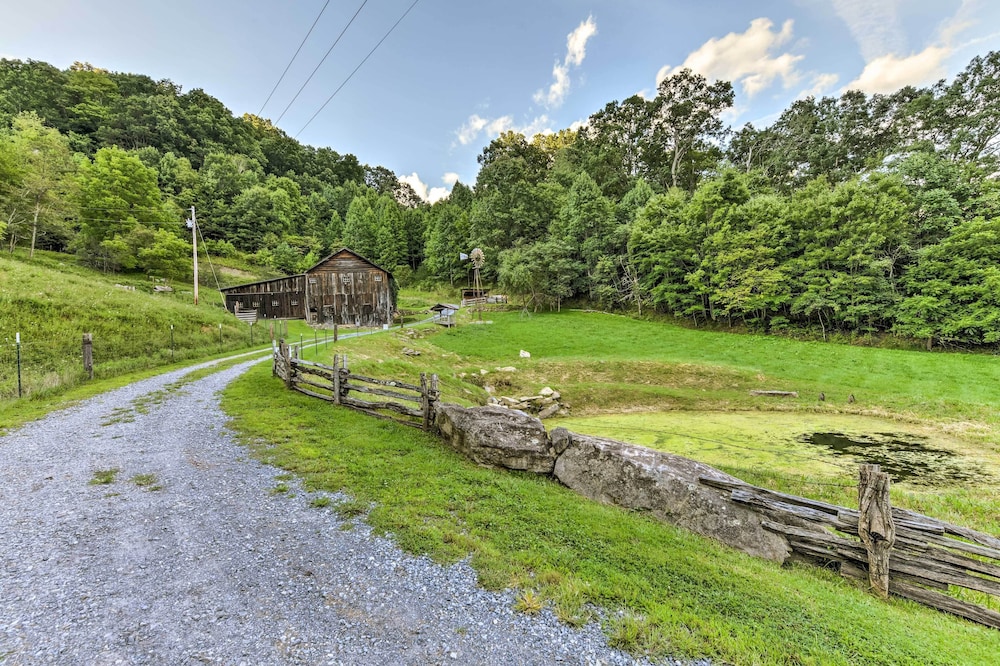 'baby Bear' Clyde Cabin on Mountain Farm!