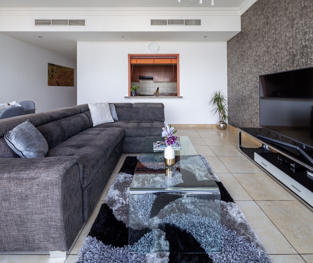 Luxury Living in This Stylish 2BR in Dubai Marina