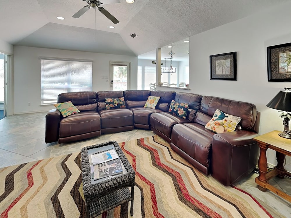 Casa de Reyes by Ryson Vacation Rentals