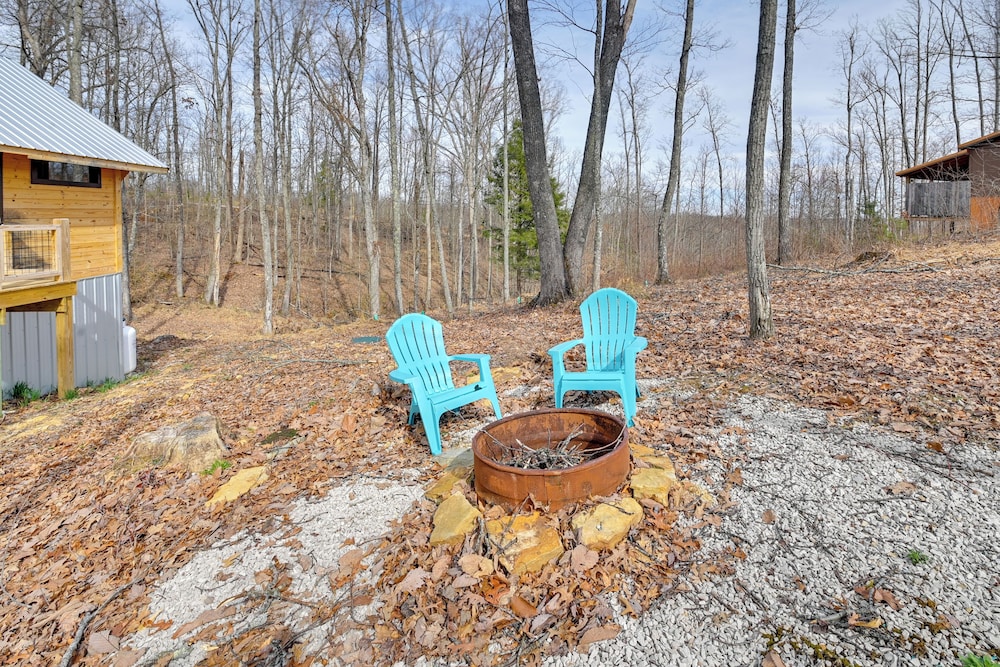 Hot Tub & Fire Pit: Romantic Getaway in Frenchburg