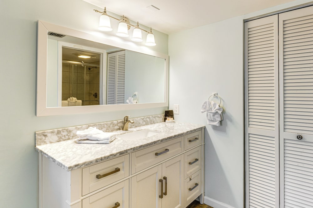 2 Mi to Sombrero Beach: Condo w/ Pool & Hot Tub