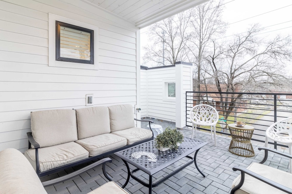 Monty by Avantstay 4bdr 4ba, Balcony w/ Outdoor Seating, 5mins to DT