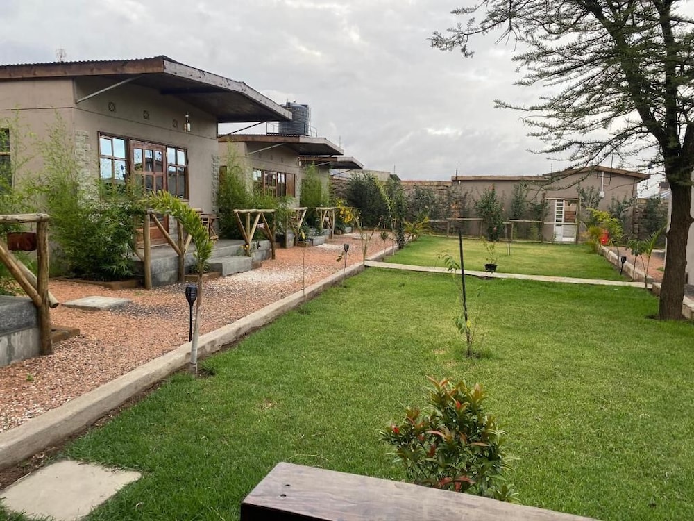 Emirishoi Cottages & Garden Bistro