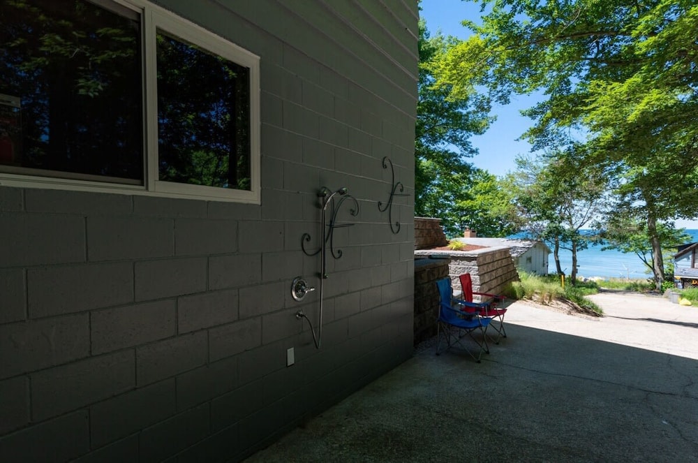 Beach View Cottage - On the Lake