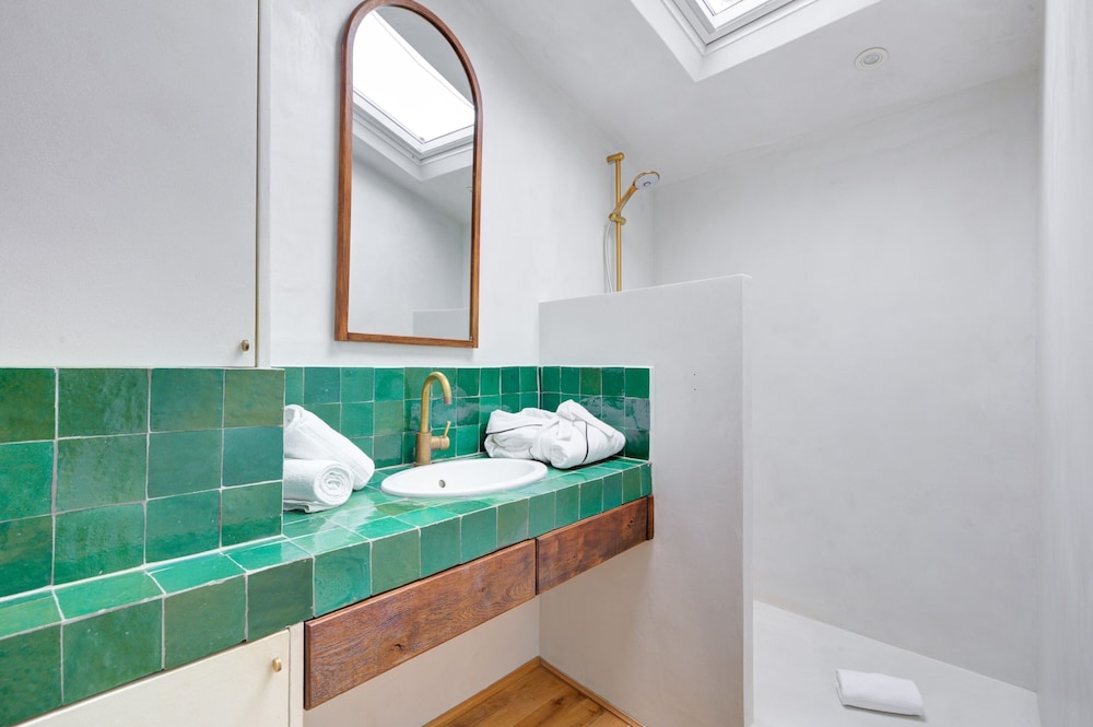Cozy & Elegant Retreat Near Notre-Dame