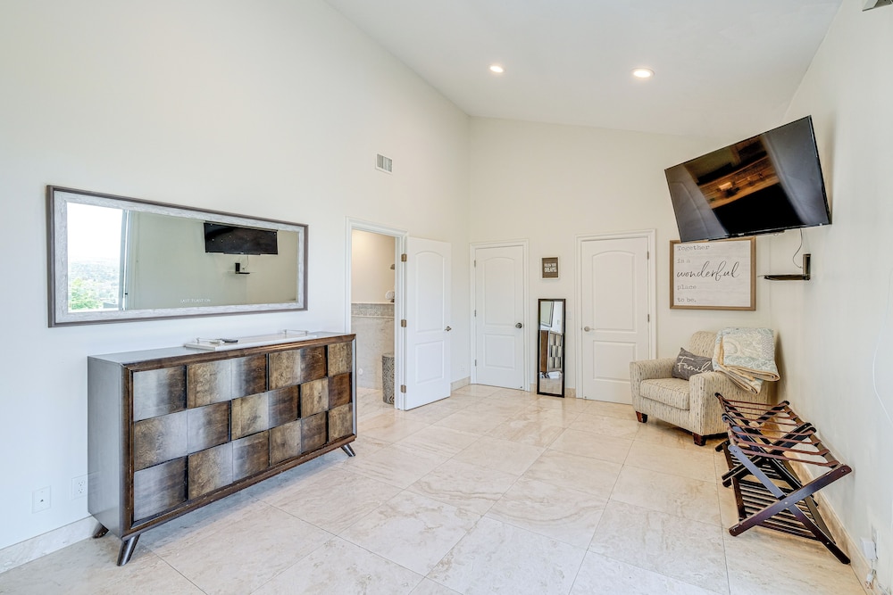 Pool & Coastline Views: Luxe La Jolla Home