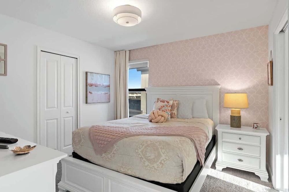 Luxury Decor 6BR at Storey Lake Sleeps 16