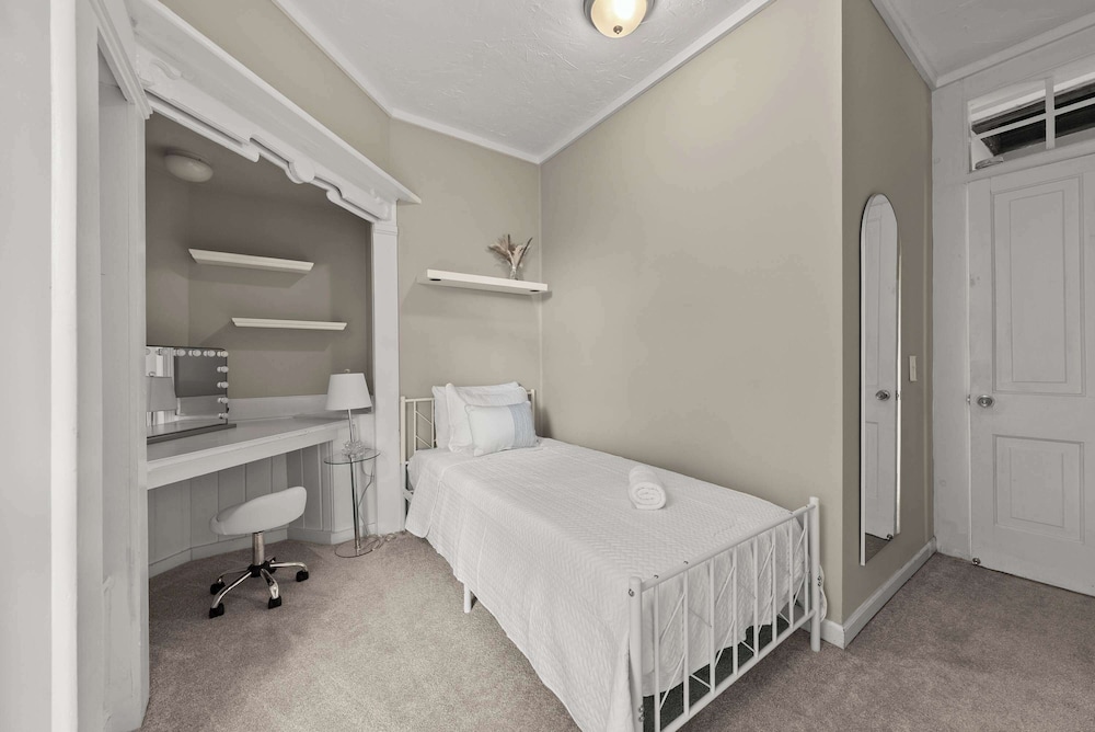 High Street Hideaway For 8