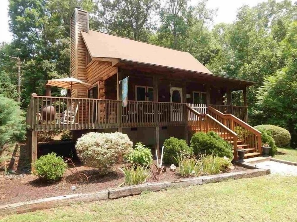 Horseshow Hideaway - Pet Friendly Cabin, 7 Minutes to TIEC - Property Image 11