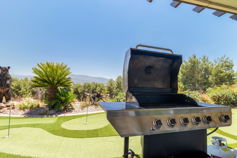 Bear Bridge by Avantstay Hilltop Haven in Temecula w Views Putting Green Hot Tub
