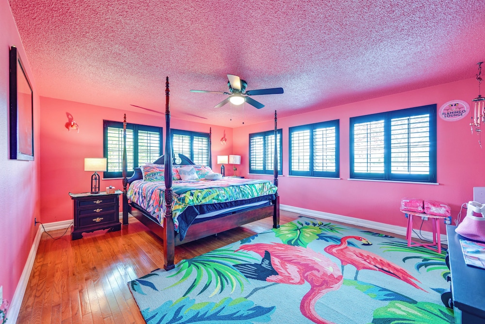 9 Mi to Spanaway Park: Home w/ Indoor Hot Tub