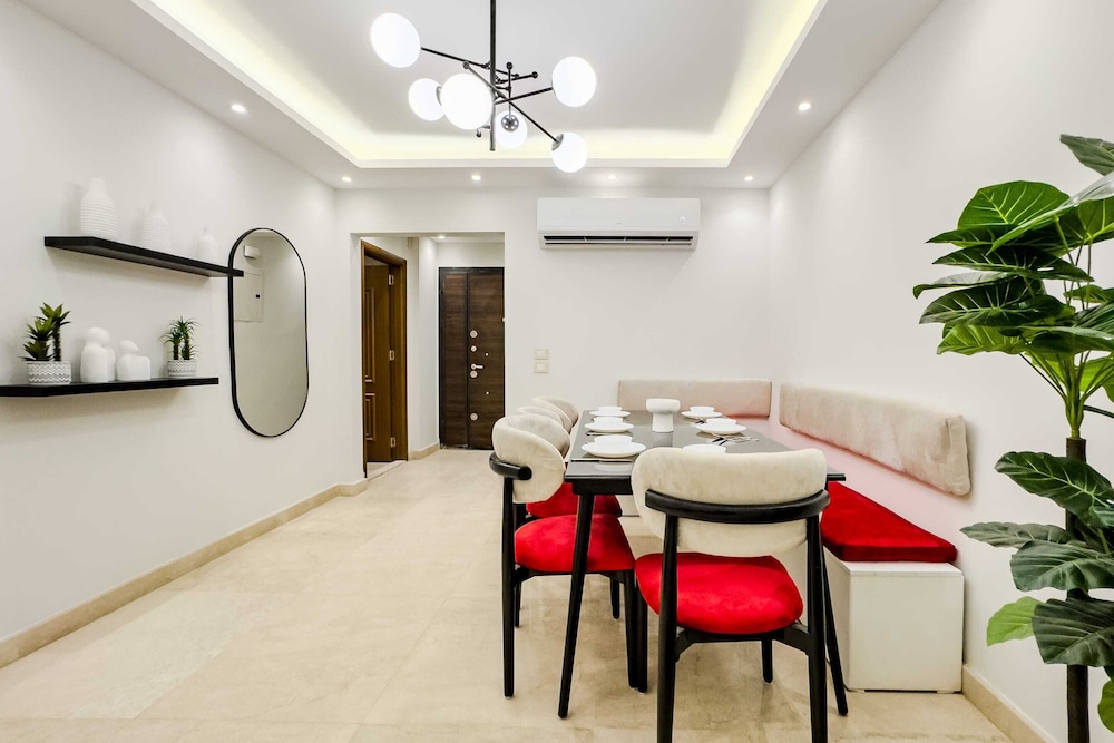 Ample & Artistic 2bdr Apt. 5 min to CAI Airport