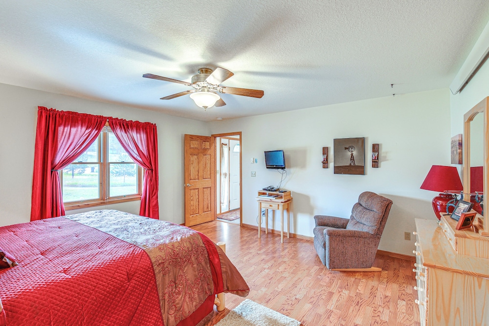 Furnished Deck, Black Hills View: 'lazy U' Retreat