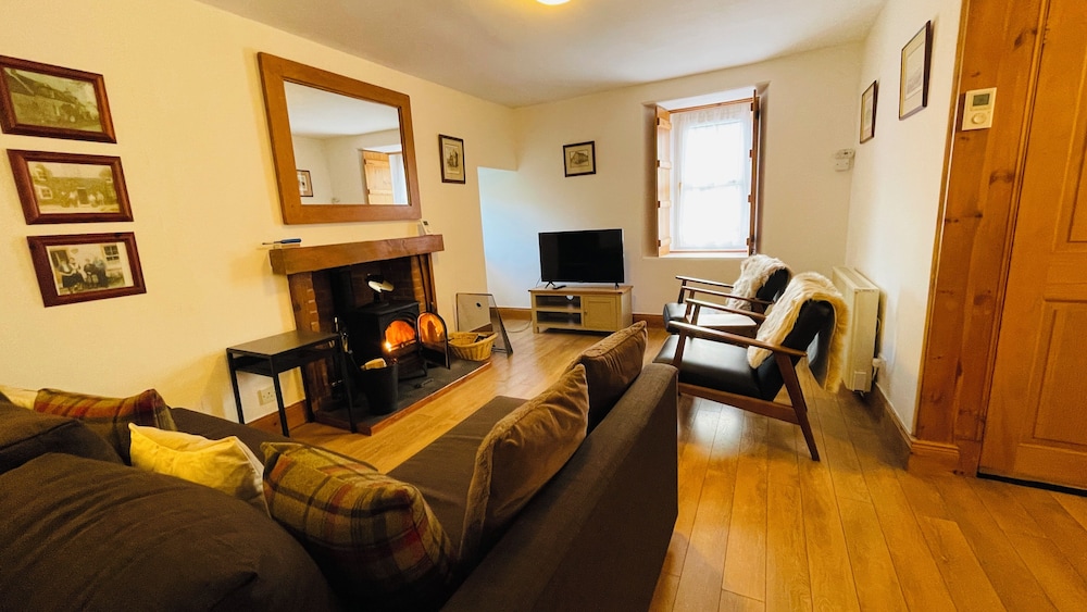 Traditional Highland Cottage Near Loch Ness-sleeps 6
