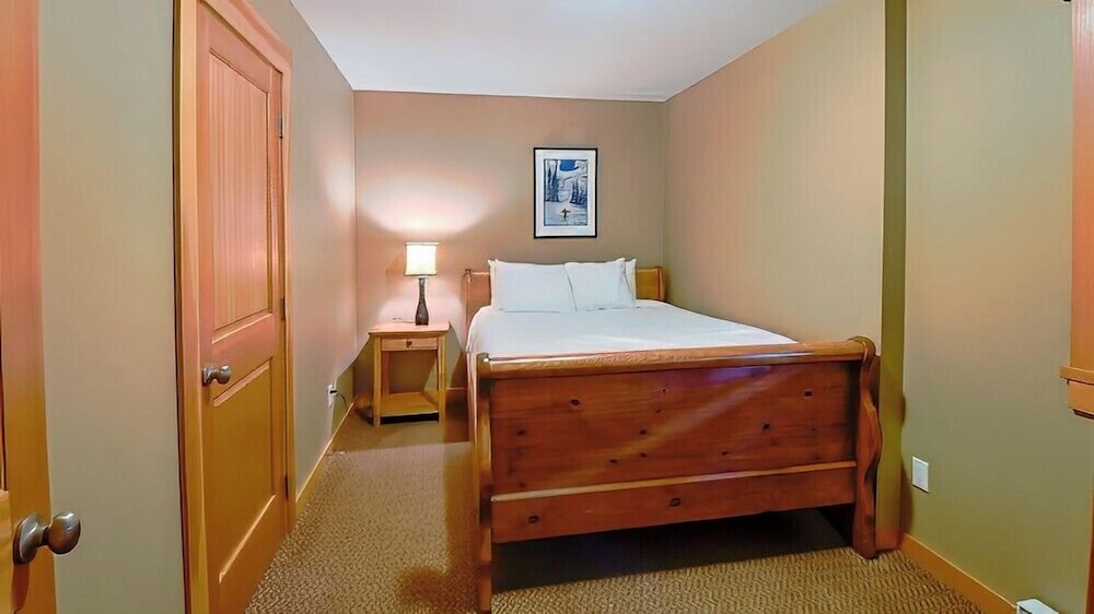 Pinnacle Ridge Chalets by Fernie Lodging