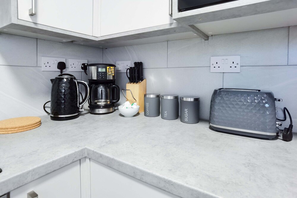 4BR Contractor Accommodation w 4 Bathroom