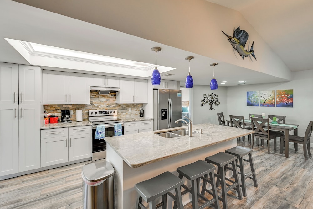 Walk to the Beach! Canal-front Marco Island Home