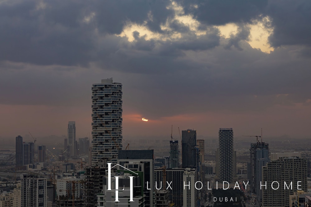 LUX The Phantom Sky Pool Suite