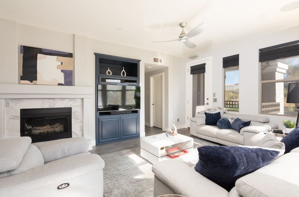 Lux Scottsdale Condo Overlooks 9th Hole Near Golf