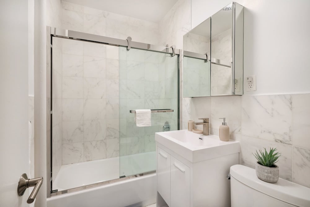 444-4e Contemporary 2BR in Hell s Kitchen