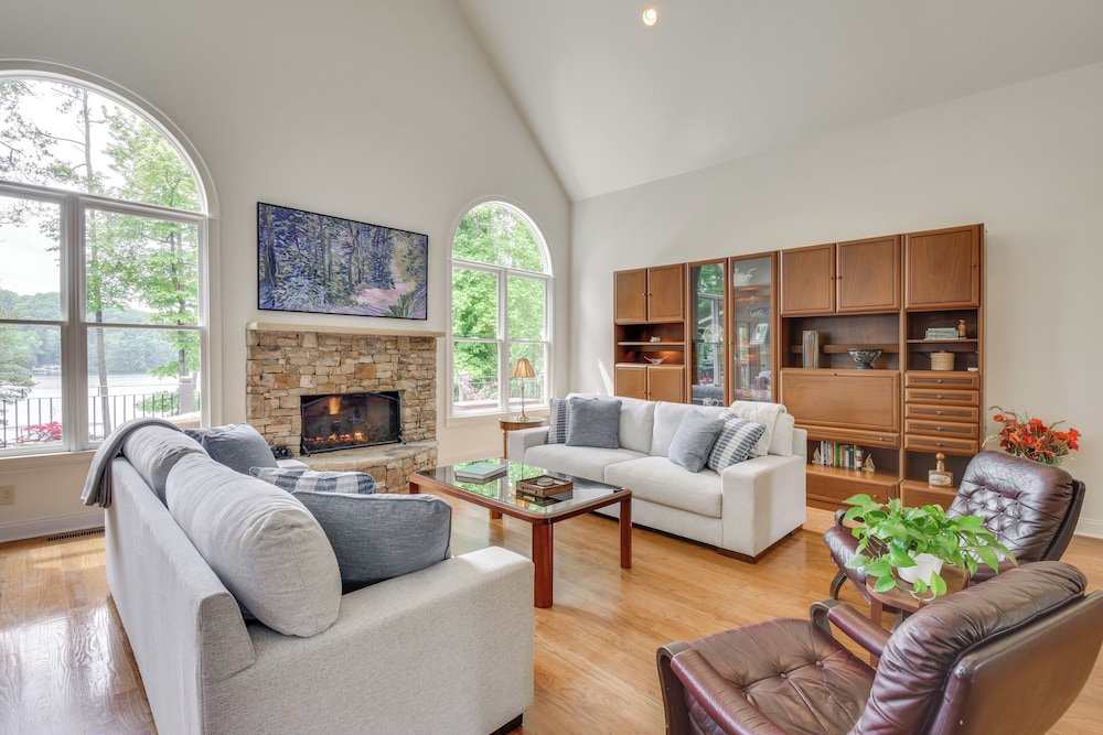 Home on Lake Lanier w/ Dock & Water Views