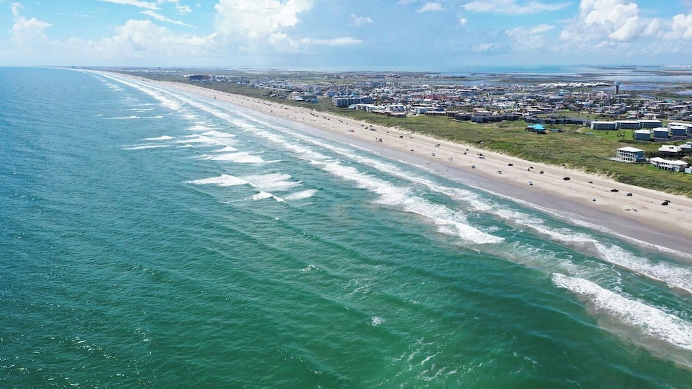 Walk to the Beach Ocean Views, Balcony Dining & Open Living Beachview 54 by Avantstay