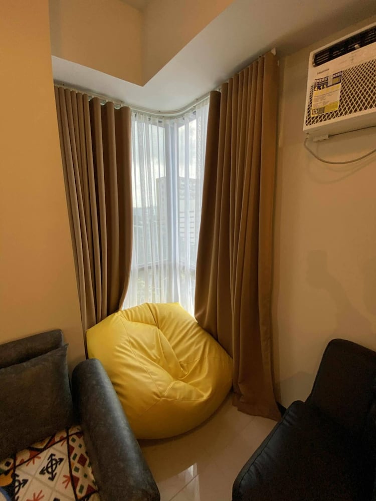 Modern & Spacious 2BR 68 sqm Condo in Manhattan Heights Pool View