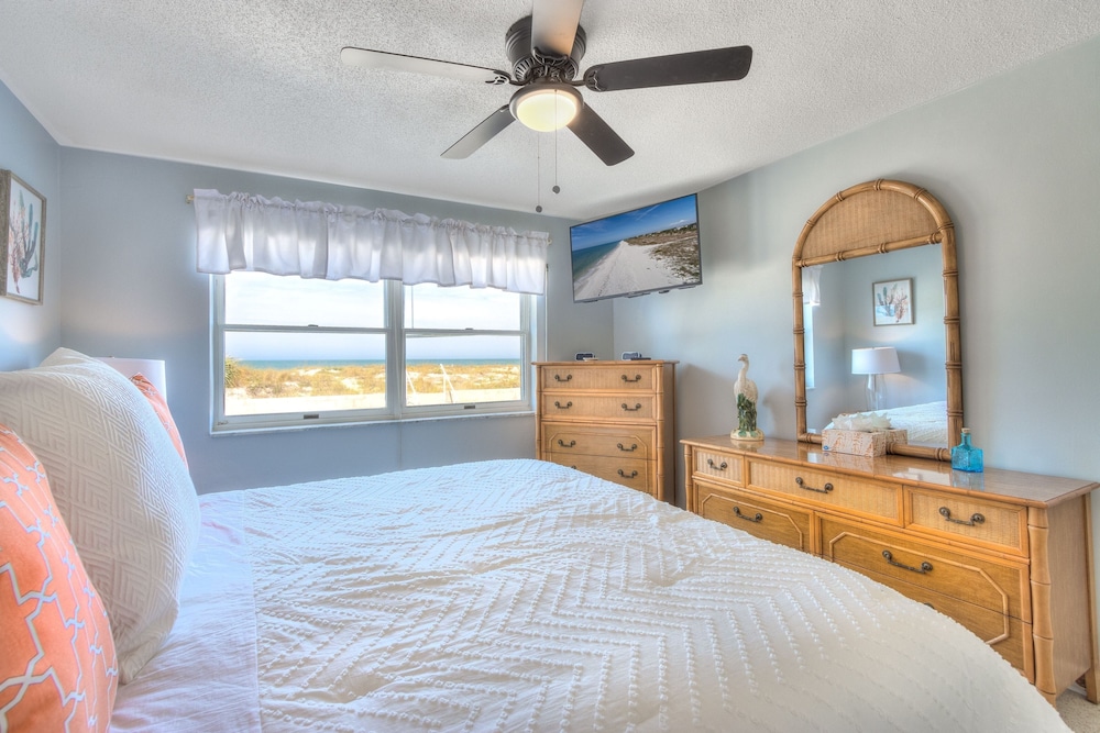 Gulf Breeze - Gulf Front Monthly Beach Rental 4 Bedroom Home by RedAwning view 3
