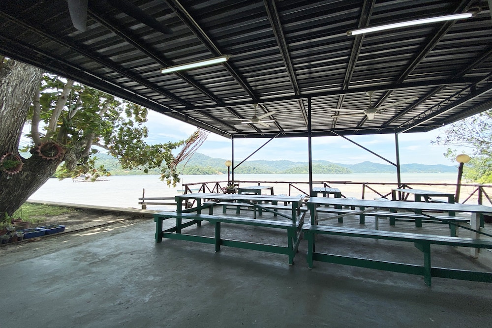 OYO Home 90319 Ambong Bay Resthouse Homes photo 6