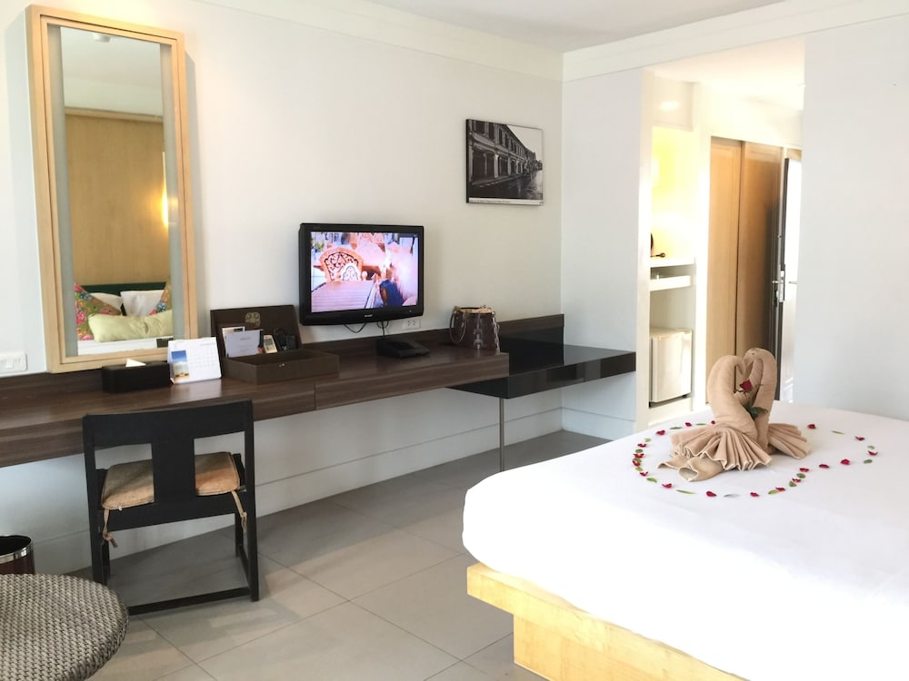 Sawaddi Patong Resort & Spa by Tolani, photo 25