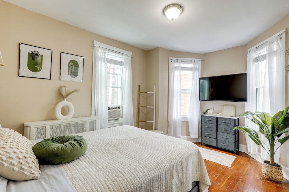 Private Backyard Jawn! Multi-level Philly Rowhouse
