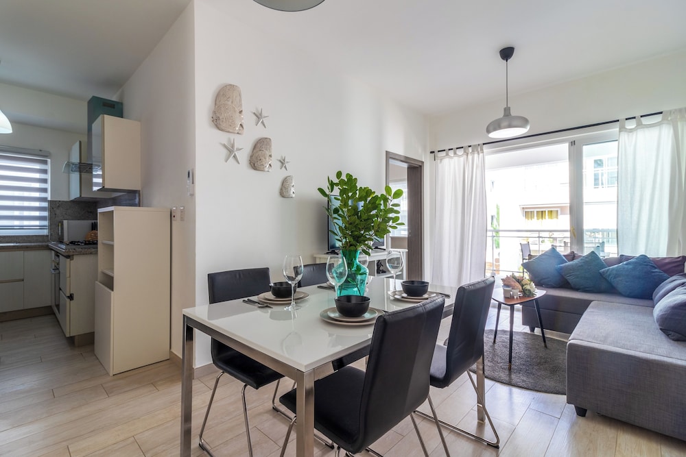 Modern 2BR Apartment - Paseo del Mar