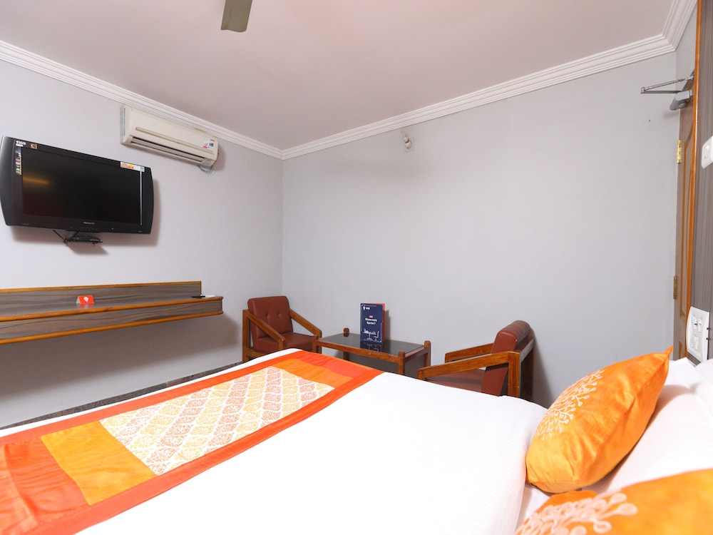 OYO 8828 Holidays Dollars Grand