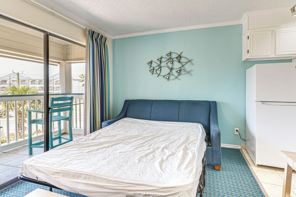 Steps to Babes Beach: Condo w/ Pool in Galveston