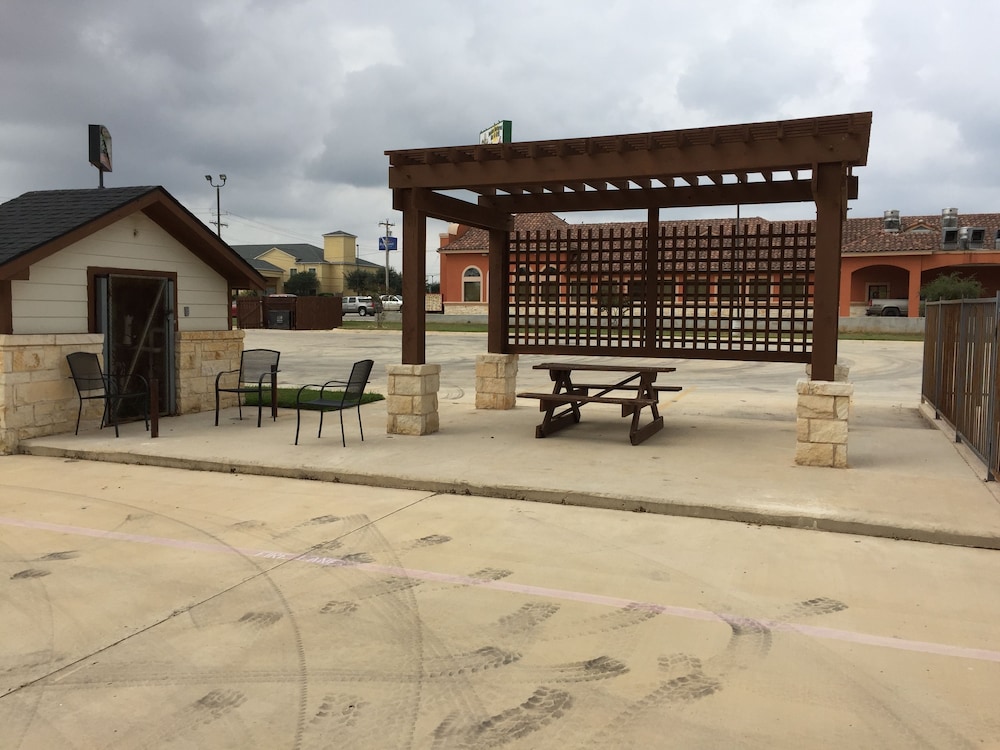 Pearsall Inn & Suites