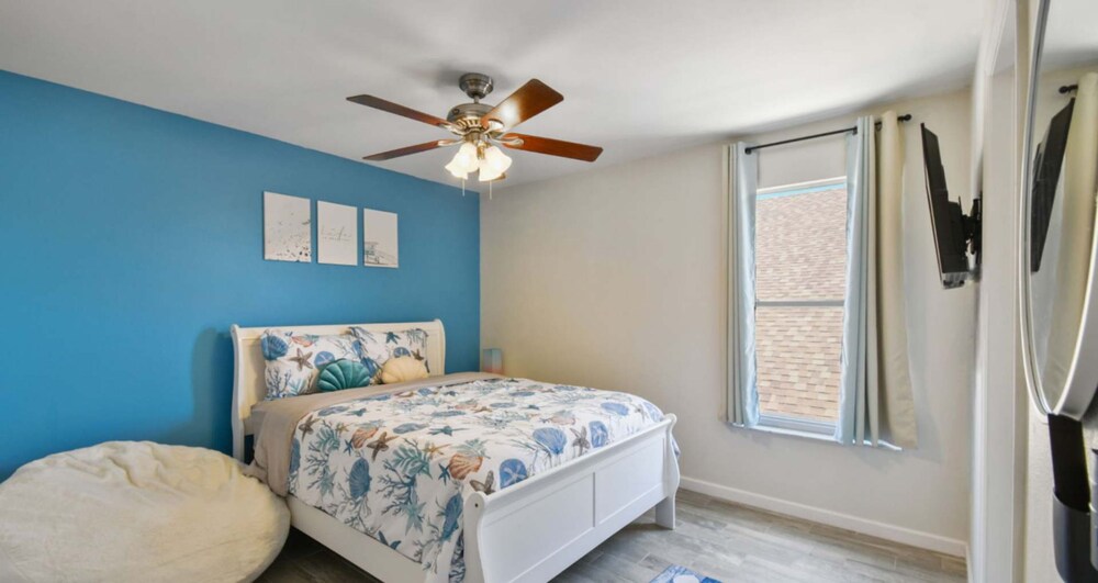 Large 6BR Family Home w Pool Hot Tub Games Room